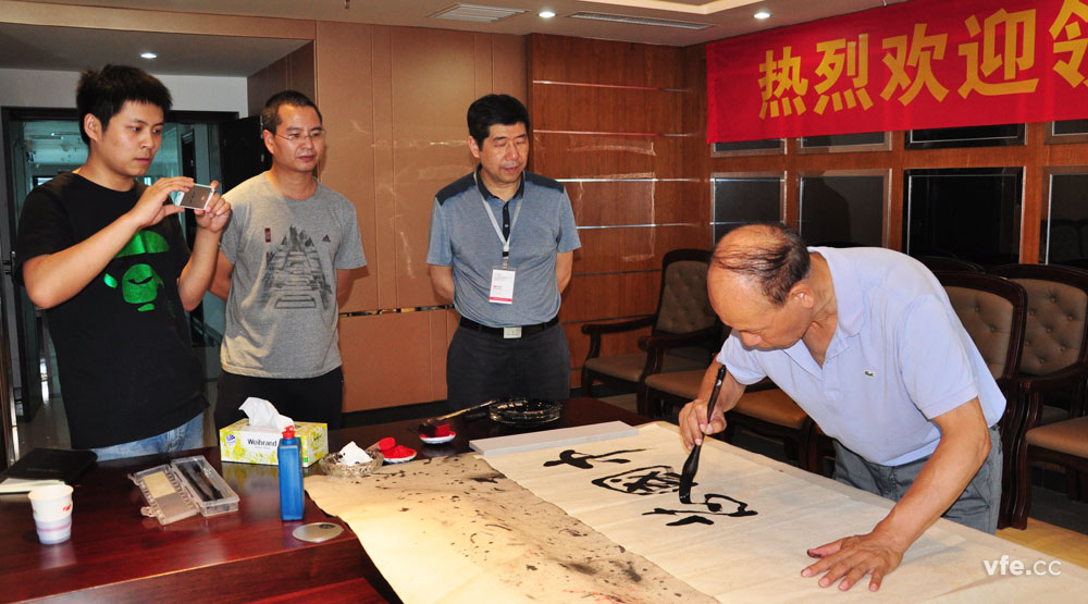國防科大原電子科學與工程學院政委 為“中國芯，銀河夢”題詞